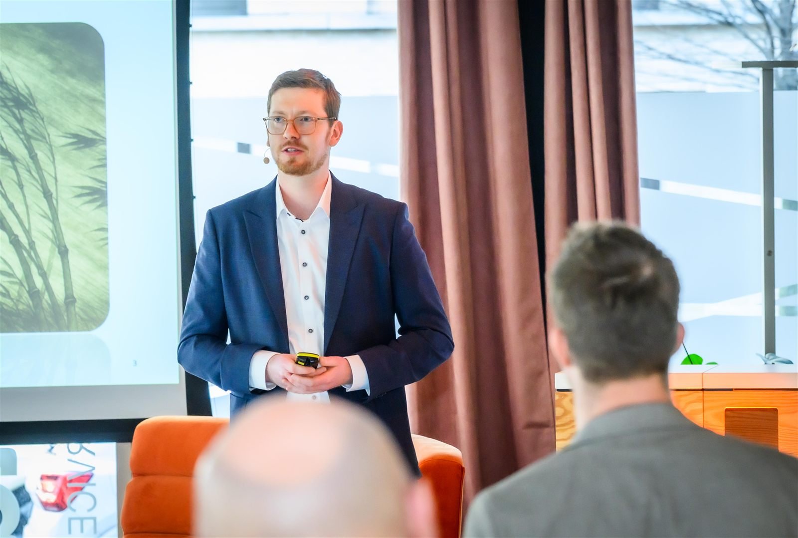 Can Yildiz im Vortrag vor Publikum auf der CIO SmartStack